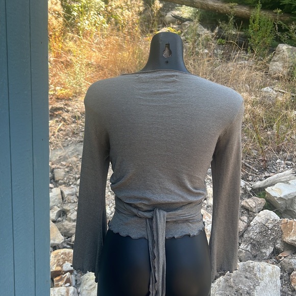 Micheal Star NWOT wrap tie shirt with stretch & long bell sleeves Boho sz XS/S - Picture 5 of 10